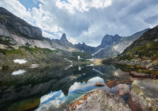 Favolose montagne e laghi, viaggi ed escursioni, vegetazione lussureggiante e fiori intorno. Acqua di sorgente scongelata dalle montagne