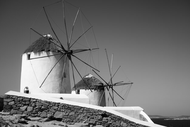 Favolosi mulini a vento sul mare nell'isola di Mykonos in Grecia. Paesaggio greco, fotografia in bianco e nero