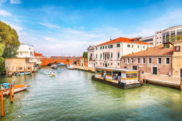 Favoloso paesaggio urbano di Venezia con canali stretti, barche e gondole e ponti con edifici tradizionali Posizione Venezia Veneto Italia Europa