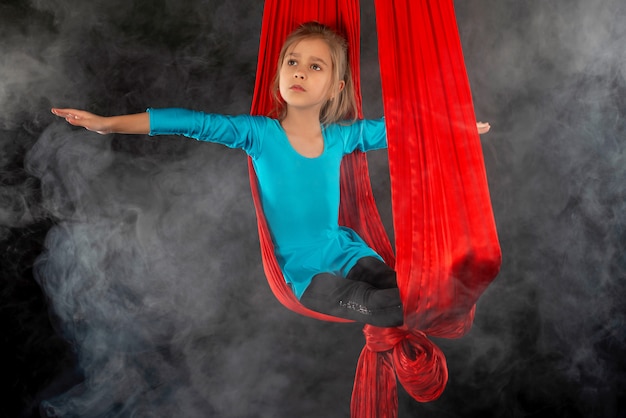 Fearless bella bambina in una tuta da ginnastica blu