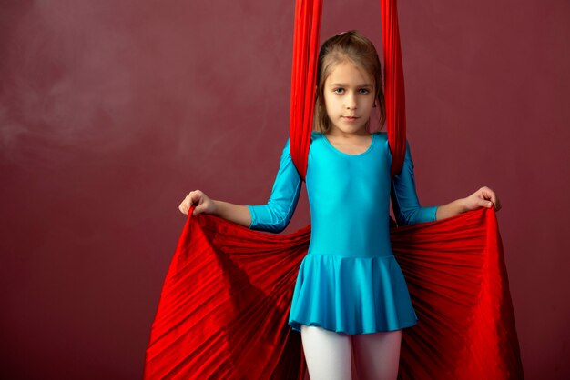 Fearless bella bambina in una tuta da ginnastica blu