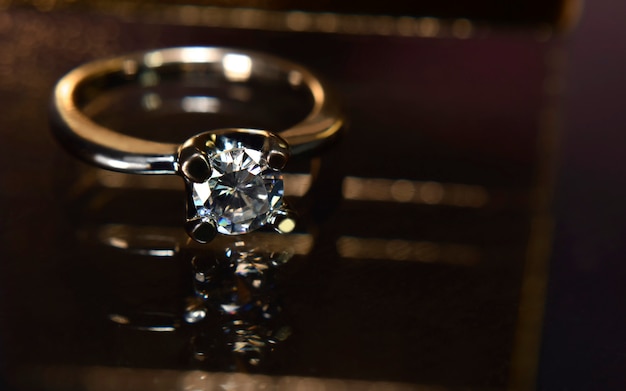 Fede nuziale È un anello di diamanti sul pavimento di legno