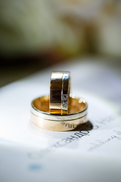 Fedi nuziali in oro per gli sposi il giorno del matrimonio