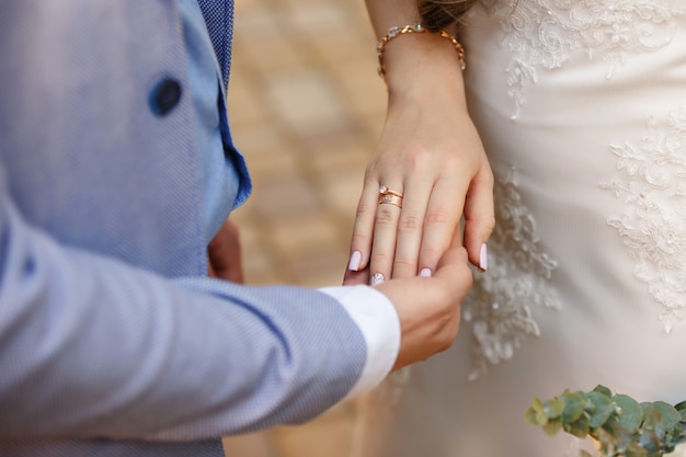 Fedi nuziali. Sposo che tiene la mano della sposa sulla cerimonia di nozze.