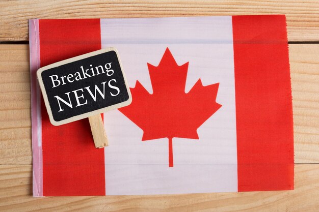 Feed di notizie sui concetti Ultime notizie Lavagna della bandiera del paese canadese con testo Breaking News