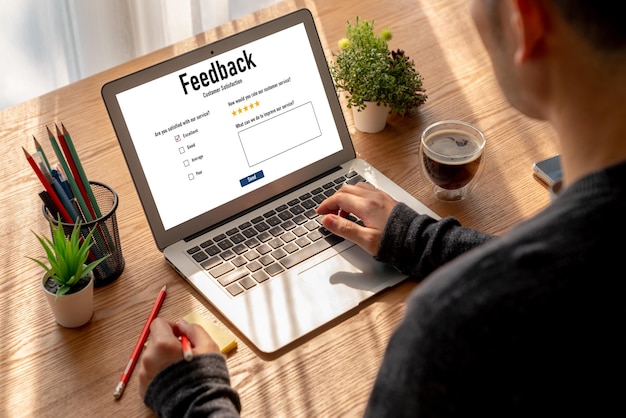 Feedback dei clienti e analisi delle recensioni tramite software per computer alla moda