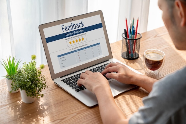 Feedback dei clienti e analisi delle recensioni tramite software per computer alla moda