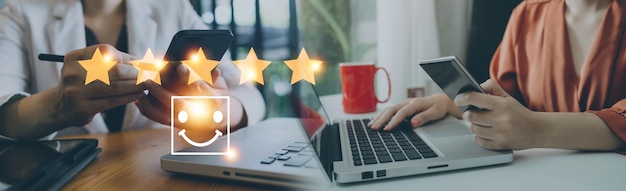 Feedback sulla valutazione dei clienti in tuta Dare una recensione positiva per i sondaggi sulla soddisfazione del cliente Fornire una valutazione a cinque stelle Concetto di soddisfazione della valutazione del servizio