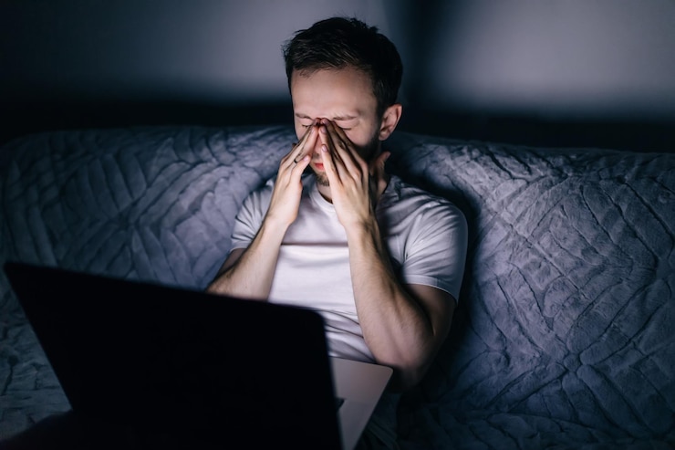 Photo feeling sick and tired frustrated young man massaging his nose