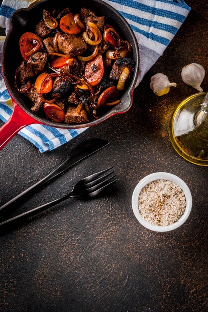 Fegato di manzo arrosto o grigliato con cipolla e carota