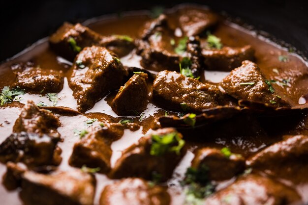 Fegato di montone fritto o Kaleji masala, popolare ricetta non vegetariana dall'India e dal Pakistan. servito secco o con curry in una ciotola, karahi o piatto