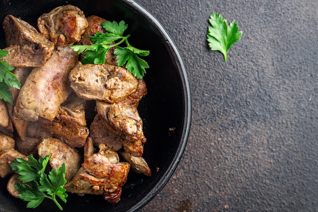 Fegato di pollo cibo spuntino fritto o stufato di frattaglie sullo spazio della copia del tavolo