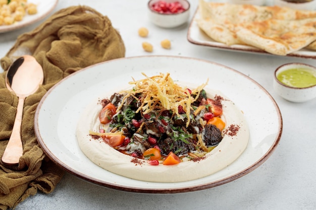Fegato di pollo con Hummus servito in un piatto isolato sulla vista dall'alto del tavolo del cibo arabo