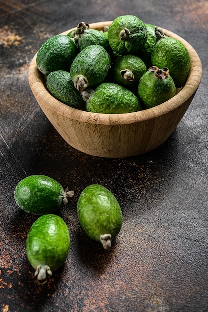 Feijoa della frutta tropicale in un piatto di legno. Vista dall'alto