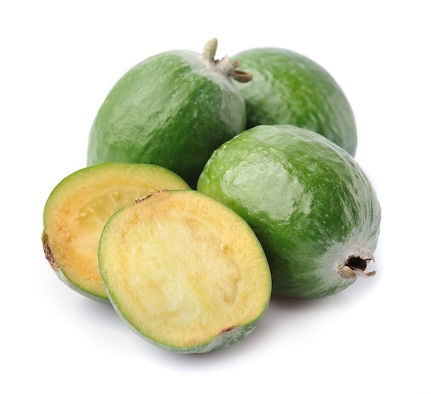 Feijoa di frutta tropicale (Acca sellowiana) isolata