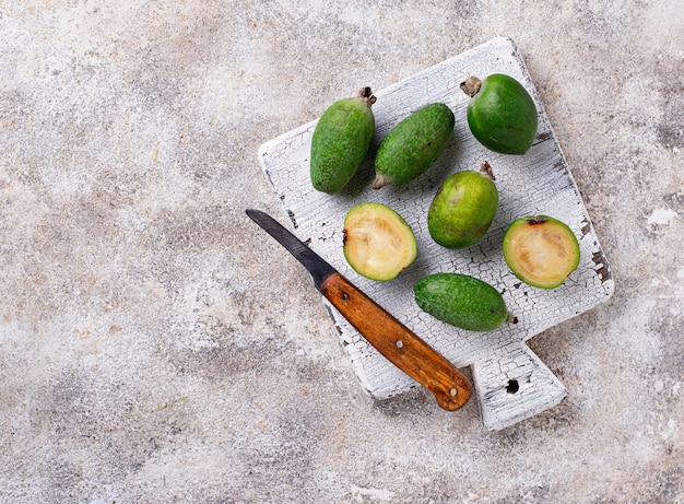 Feijoa fresco su uno sfondo chiaro