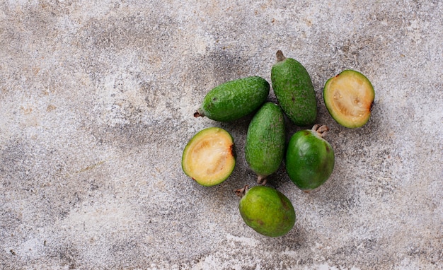 Feijoa fresco su uno sfondo chiaro