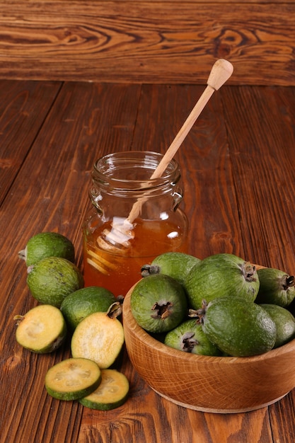 Feijoa Frutti e banca di miele su un tavolo di legno