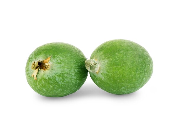 Feijoa matura su sfondo bianco