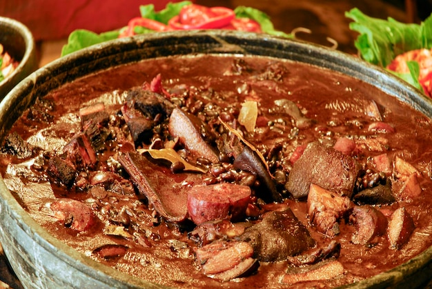 Feijoada brasiliana tradizionale con cavolo cappuccio e riso