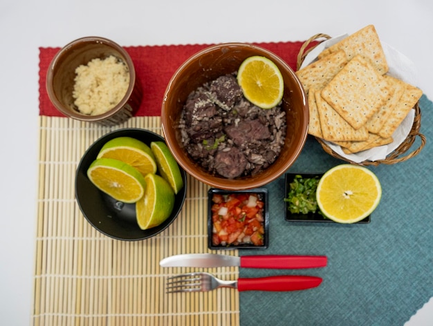 Feijoada, cibo tipico e molto delizioso del Brasile