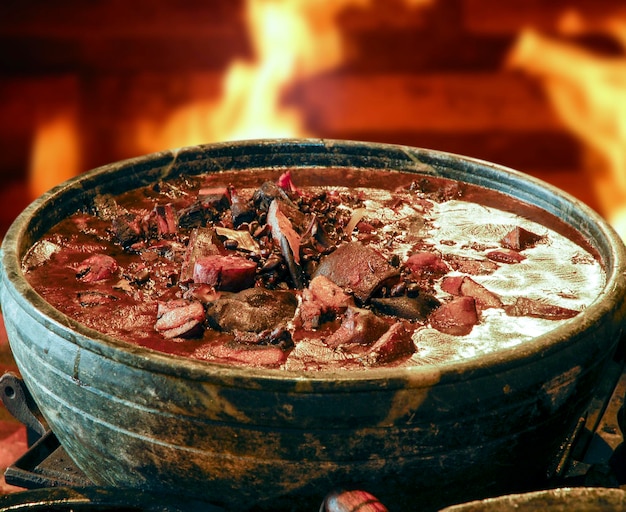 Feijoada cotta nel forno a legna con riso e farofa