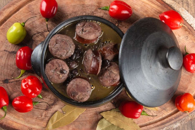 Feijoada. Cucina brasiliana tradizionale. Cucina brasiliana. Vista dall'alto.