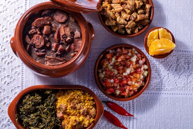 Feijoada, la tradizione della cucina brasiliana con spazio per il testo.