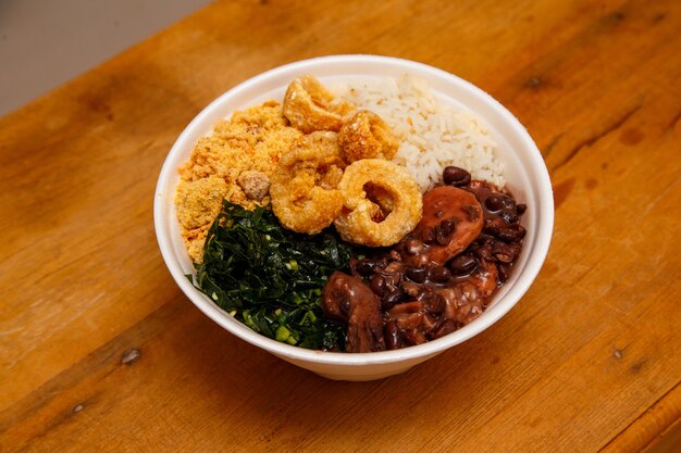 Feijoada, la tradizione della cucina brasiliana. Delizioso piatto a base di feijoada con ciccioli