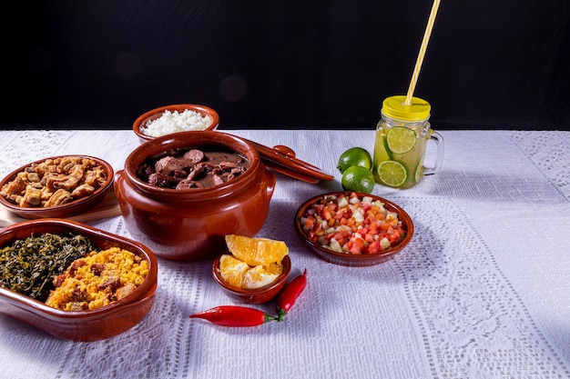 Feijoada, la tradizione della cucina brasiliana e il cibo tipico.