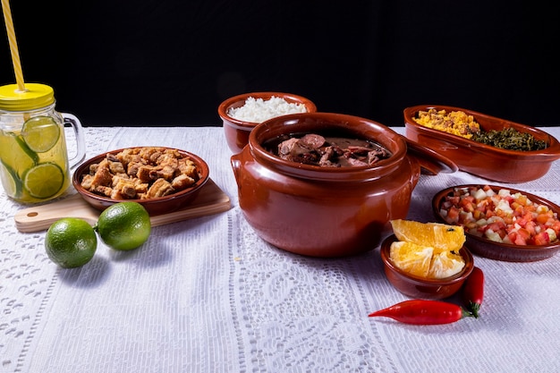 Feijoada, la tradizione della cucina brasiliana e il cibo tipico.