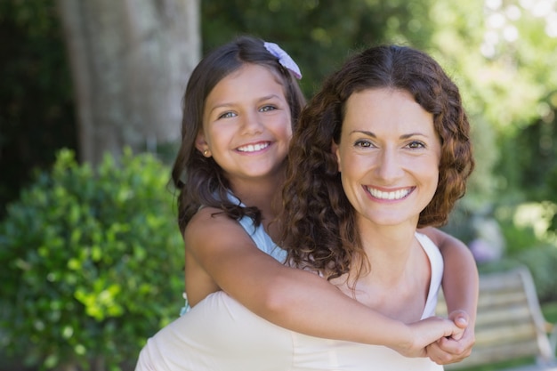 Felice abbraccio di madre e figlia