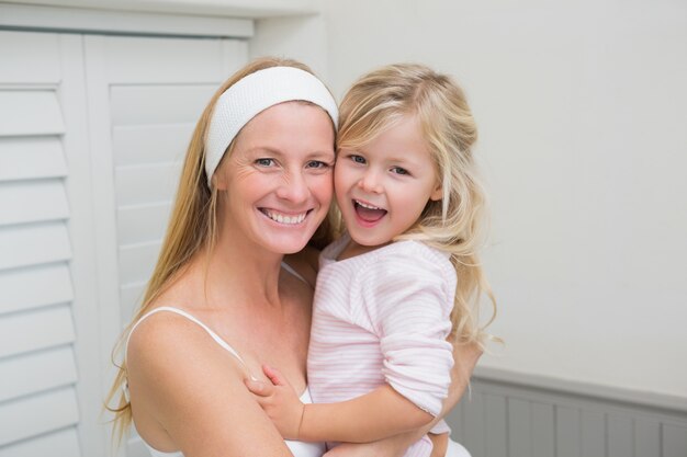 Felice abbraccio di madre e figlia