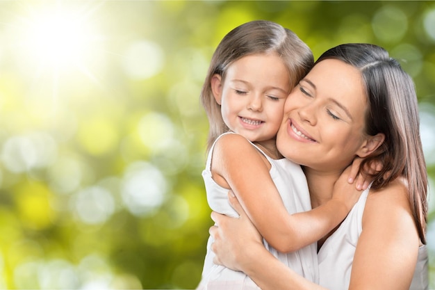 Felice abbraccio di madre e figlia