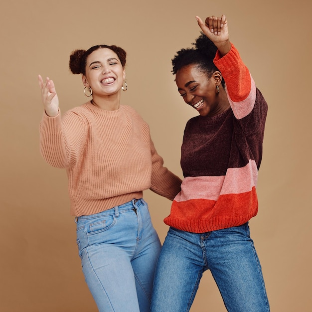 Felice adolescente e ragazza con danza e amici giovani e alla moda con divertimento e libertà in stile gen z sullo sfondo dello studio Ridere divertente e ballare con energia giovanile alla moda e marketing