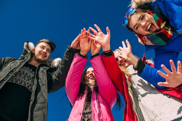 felice, allegro gruppo di giovani in montagna