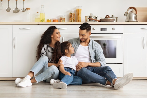 Felice amorevole famiglia araba che trascorre il fine settimana insieme a casa