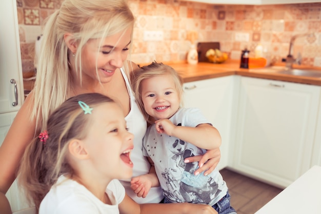 Felice amorevole giovane famiglia di madre e le sue due piccole figlie