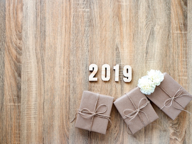 Felice anno nuovo 2019 decorativo con scatola regalo in legno