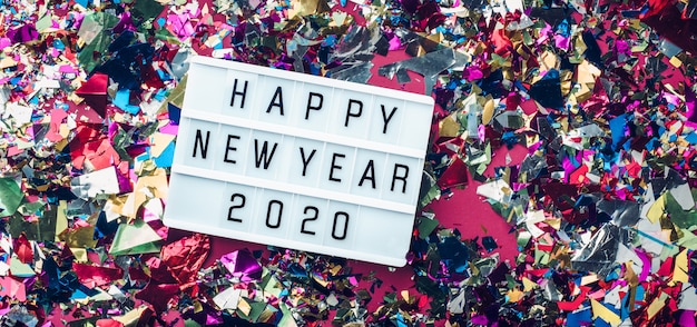 Felice anno nuovo 2020 lightbox su coriandoli colorati