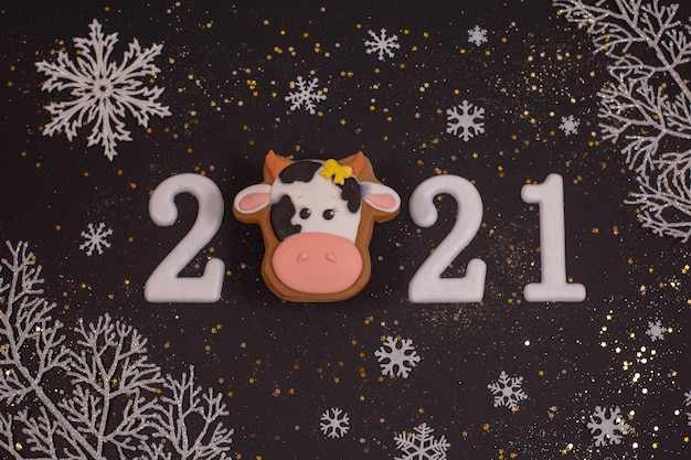 Felice anno nuovo 2021 con toro di pan di zenzero e fiocchi di neve