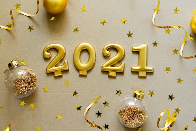 Felice Anno Nuovo 2021. Sfondo Natale con decorazioni dorate, palline, coriandoli. Celebrazione delle vacanze di Natale, inverno, concetto di Capodanno.