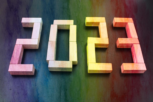 Felice Anno Nuovo 2023 Idea. Transizione dal 2022 al concetto del nuovo anno 2023 con testo su blocchi di legno