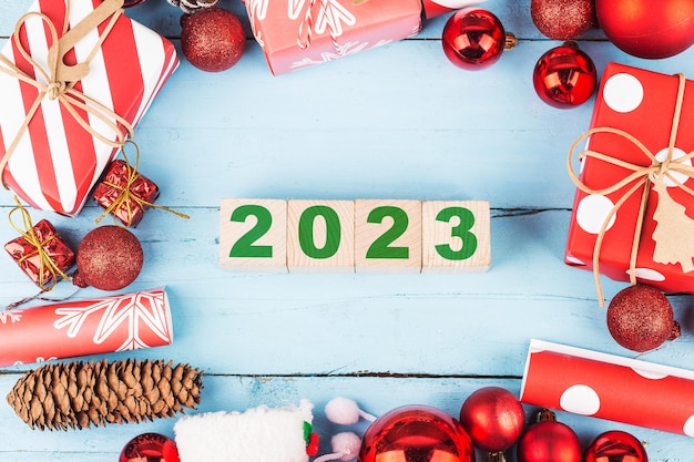 Felice anno nuovo 2023, Natale 2023, regali di Natale inseriti in un'atmosfera festosa