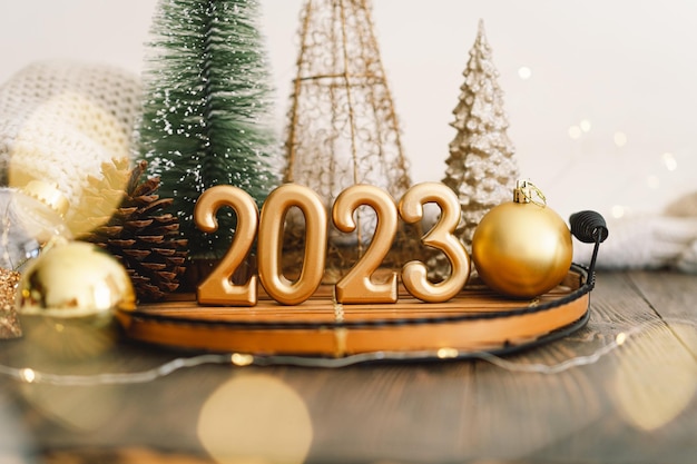 Felice anno nuovo 2023 Sfondo natalizio con coni di abete e decorazioni natalizie Celebrazione delle vacanze di Natale Concetto di Capodanno