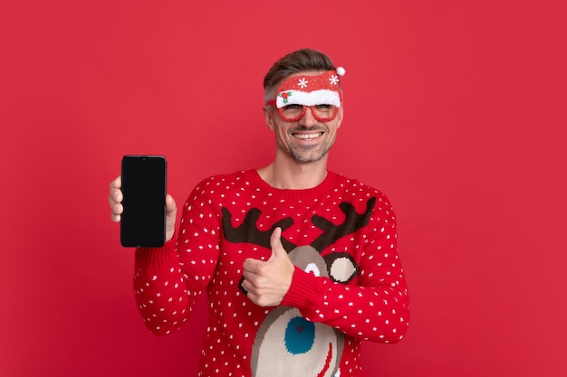 Felice anno nuovo buon natale saluto online pollice su uomo felice in maglione