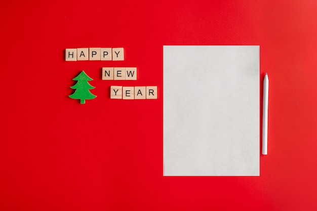 Felice anno nuovo con albero di Natale e carta