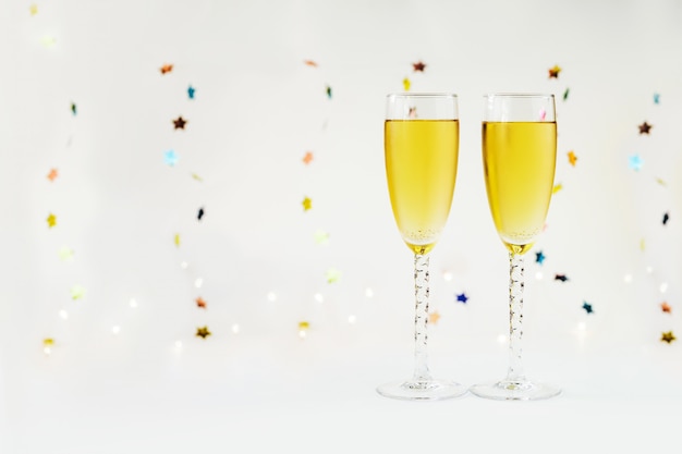 Felice Anno Nuovo con champagne e decorazioni.