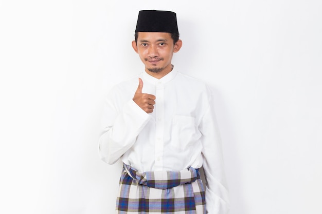 felice asiatico uomo musulmano ritratto che mostra i pollici in su ok segno gesto isolato su sfondo bianco