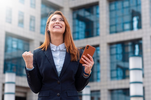 Felice avvocato di successo riceve buone notizie al telefono